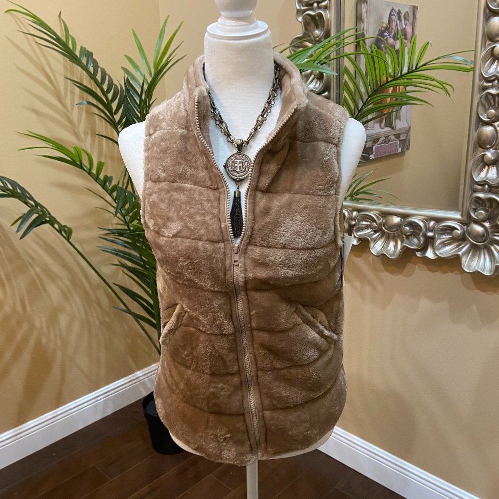 NWT Faux fur/ fleece-like zip up vest